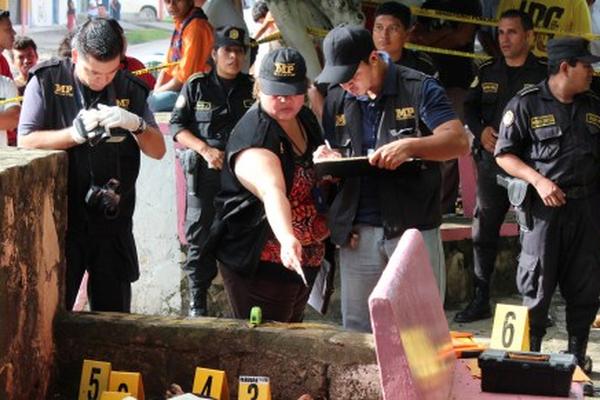 Fiscales del Ministerio Público en el parque de San Benito donde fue localizado el cadáver de la mujer. (Foto Prensa Libre: Rigoberto Escobar)<br _mce_bogus="1"/>