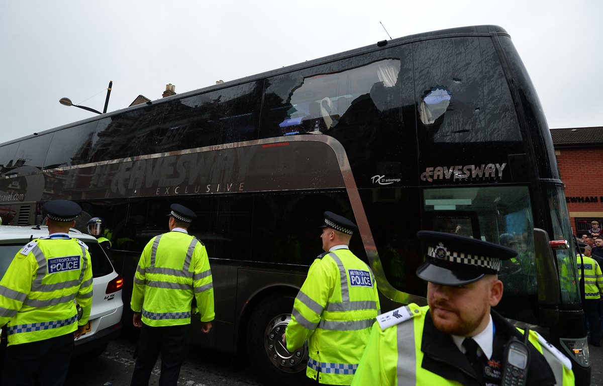 El autobús del Manchester United fue atacado mientras se dirigía a Upton Park, a donde el equipo llegó el martes para enfrentar al West Ham en duelo de la Liga Premier inglesa. (Foto Prensa Libre: AFP)