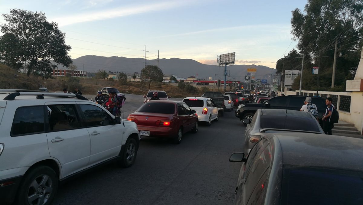 Los agentes recomiendan a la población salir con tiempo y tomar vías alternas en los puntos con mayor tránsito. (Foto Prensa Libre: Cortesía)