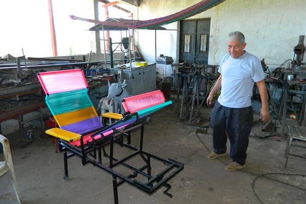 Óscar Humberto Paredes Morales muestra la silla especial que construyó para su progenitora, quien sufrió una fractura de fémur. (Foto Prensa Libre: Víctor Gómez)<br _mce_bogus="1"/>