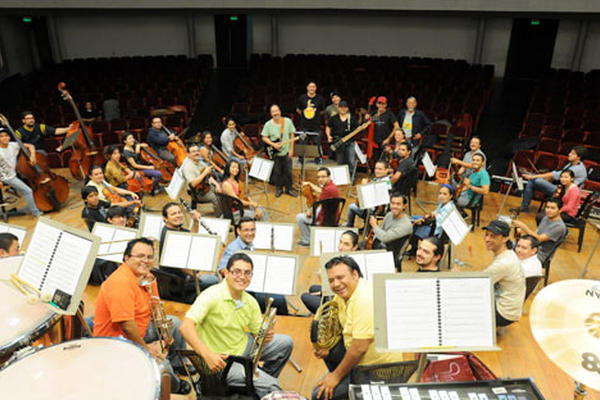 La orquesta sinfónica que acompañará a Alux Nahual estará dirigida por el maestro Martín Corleto. (Foto Prensa Libre: Áxel Vicente)