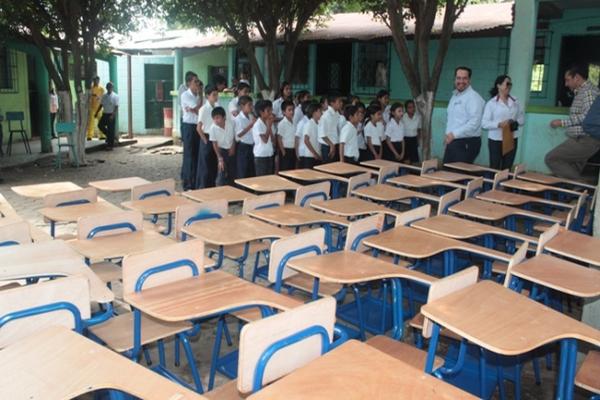 Estudiantes tienen pupitres nuevos. (Foto Prensa Libre: Melvin Sandoval).