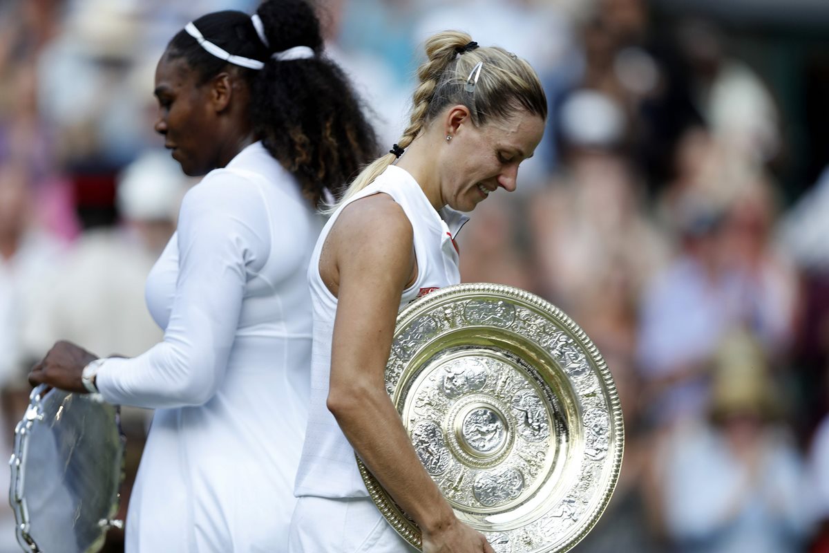 Serena Williams soñaba con el título tras convertirse en madre hace unos meses, pero el talento y garra de Kerber se interpusieron en su camino. (Foto Prensa Libre: AFP)