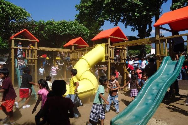 Niños juegan en parque infantil, construido por la comuna de Chicacao.
