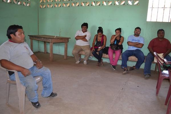 Las seis personas retenidas por pobladores, en Champerico, permanecen en un salón comunal. (Foto Prensa Libre: Jorge Tizol)