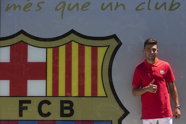El delantero del FC Barcelona, Munir El Haddadi, posa para los medios de comunicación, después de firmar su contrato de renovación con el primer equipo, hoy en las oficinas del club. (Foto Prensa Libre: EFE)