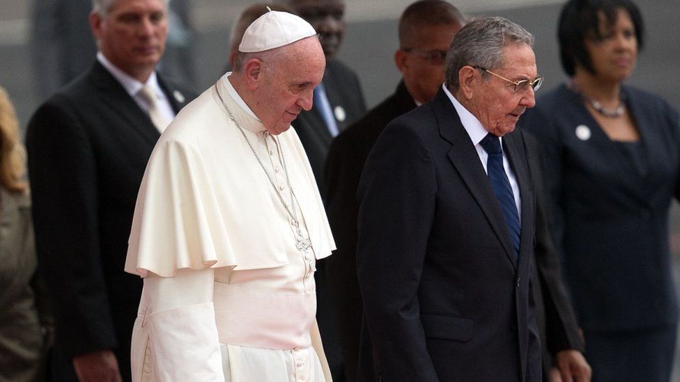 El Papa Francisco en su visita a Cuba tras ser recibido por el presidente Raúl Castro en septiembre de 2015. CARL COURT/GETTY IMAGES