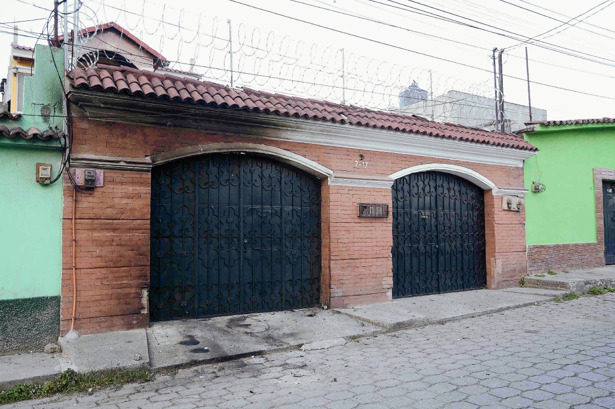 Parte del   inmueble  fue afectado la explosión de varios objetos que  desconocidos activaron en la zona 4 de Chimaltenango. (Foto Prensa Libre: José Rosales)