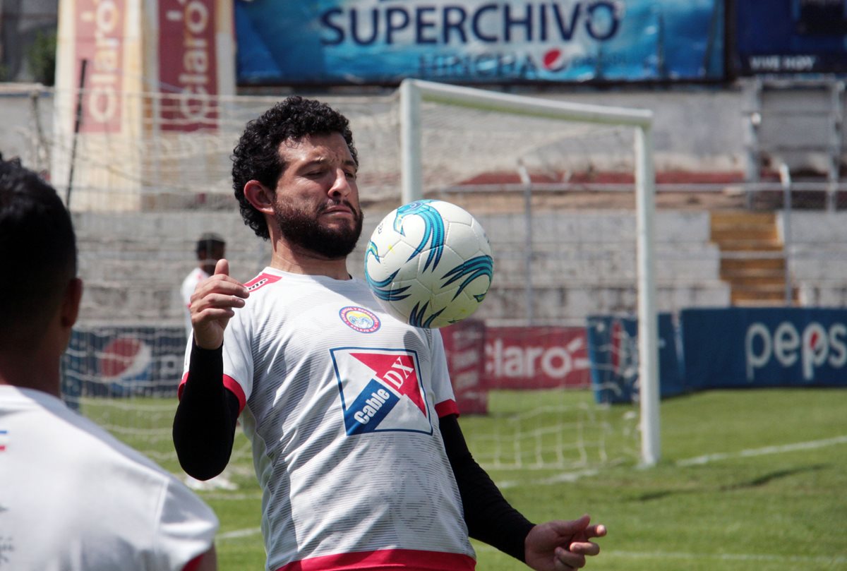 Hamilton López durante el entrenamiento de este jueves en el Mario Camposeco. (Foto Prensa Libre: Carlos Ventura)