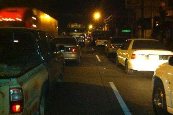 Bloqueo genera congestionamiento vehicular al ingreso a la ciudad. (Foto cortesía de usuario de Twitter @hernandez_kbl)