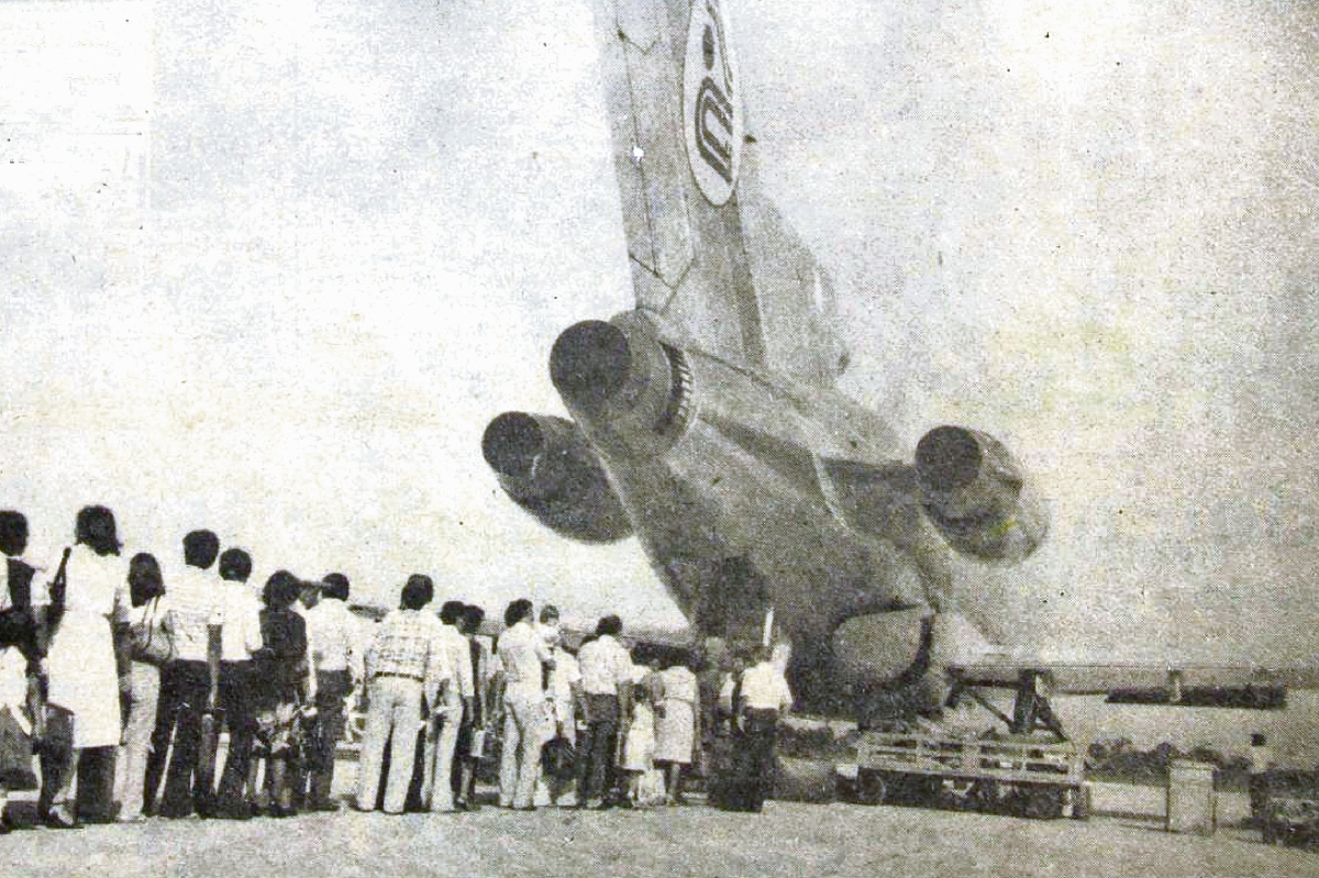 Pasajeros abordan el primer vuelo del Boeing de Aviateca hacia Petén, el 19/8/1982. (Foto: Hemeroteca PL)