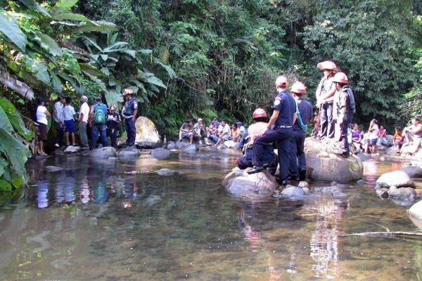 Socorristas, autoridades y vecinos observan cadáver de Luis Miguel Pérez y Pérez en la ribera de un río, en Flores Costa Cuca, Quetzaltenango. (Foto Prensa Libre: Alexánder Coyoy)