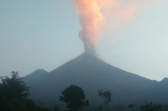 Volcán de Fuego lanza ceniza durante nueva fase eruptiva. (Foto Prensa Libre: Insivumeh)
