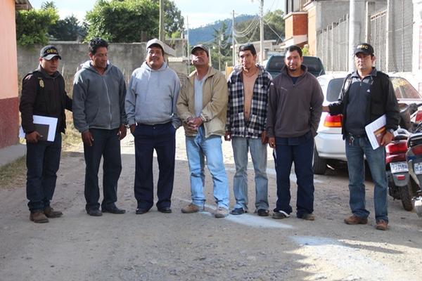  Los detenidos son sindicados de la muerte de un joven. (Foto Prensa Libre: Mike Castillo)