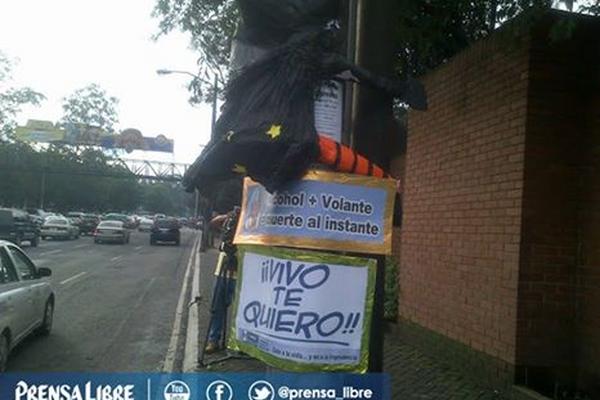 Las piñatas han sido colocadas en los principales bulevares de la capital, apelando a la conciencia de los conductores (Foto Prensa Libre: Mingob) <br _mce_bogus="1"/>
