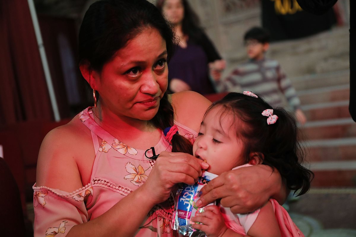 Aura Hernández, guatemalteca de 37 años, habló de la orden de deportación que la separaría de sus hijos y la enviaría a su país, donde, aseguró, enfrentaría la violencia de las pandillas y podría encontrar la muerte.