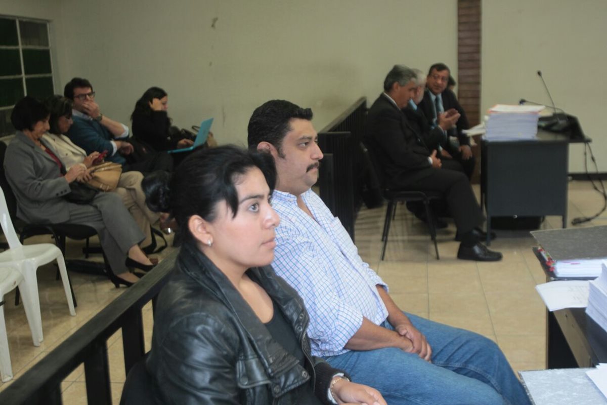 Gabriela Fuentes y Carlos Aldana, padres de Alexander, piden que se vincule a la Asociación Javeriana en el caso. (Foto Prensa Libre: Erick Ávila)