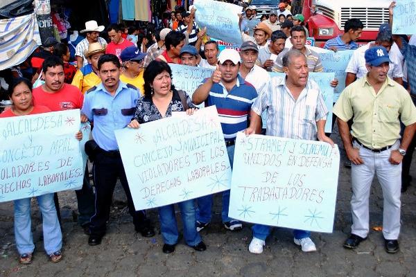 Trabajadores de comuna, en la  marcha.