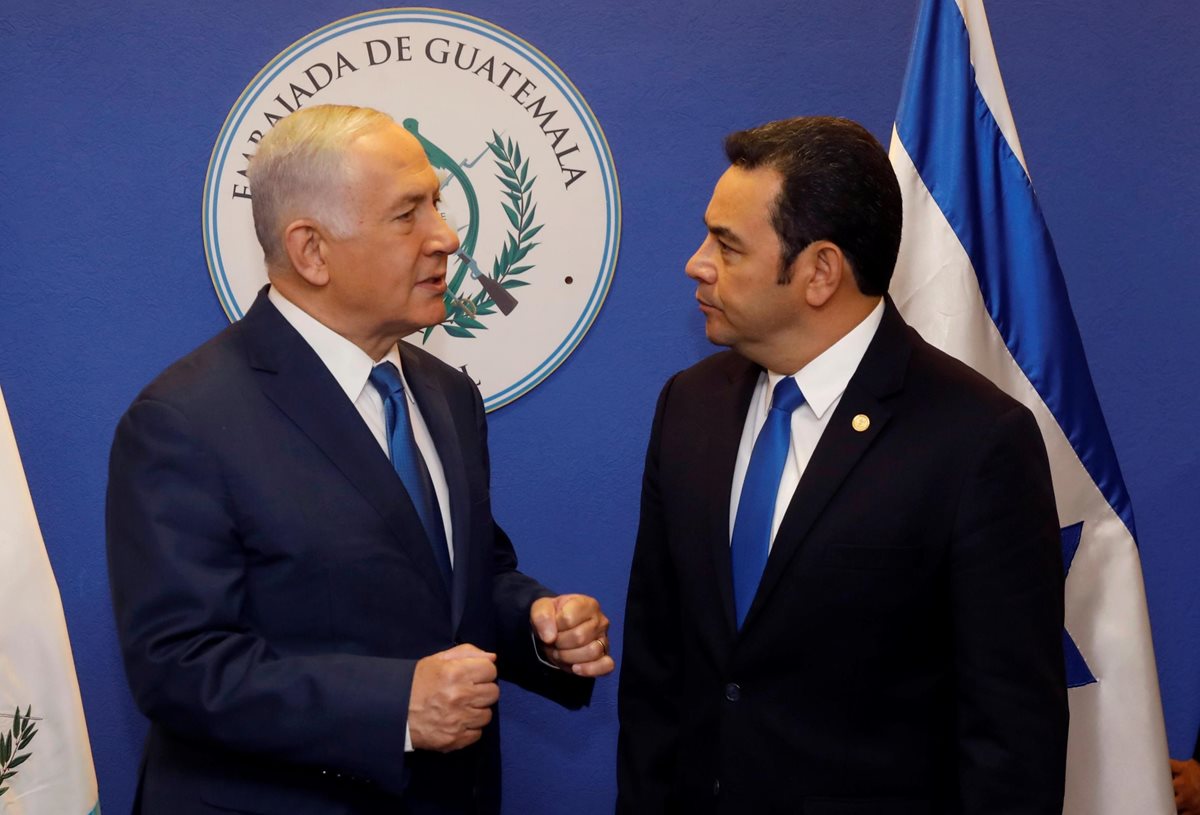 El primer ministro israelí, Benjamin Netanyahu conversa con el presidente de Guatemala, Jimmy Morales, antes de la ceremonia de inauguración de la embajada. (Foto Prensa Libre: EFE)  
