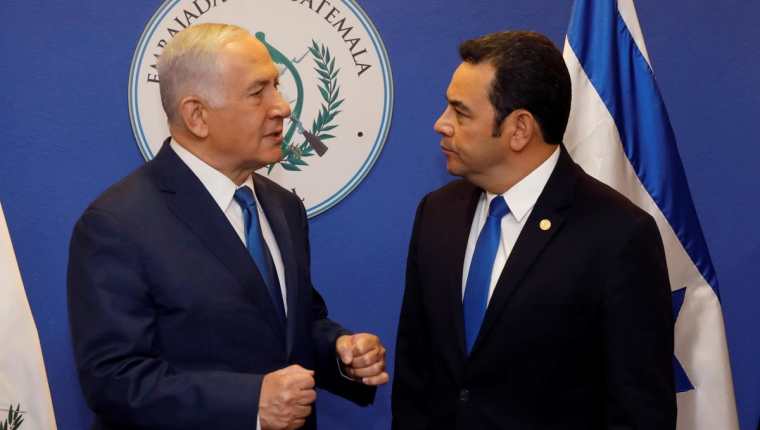 El primer ministro israelí, Benjamin Netanyahu conversa con el presidente de Guatemala, Jimmy Morales, antes de la ceremonia de inauguración de la embajada. (Foto Prensa Libre: EFE)  