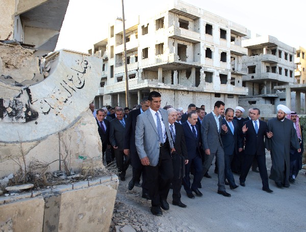 Bashar Assad, (c) camina junto a funcionarios en Daraya,Damasco, Siria. (Foto Prensa Libre:AP).