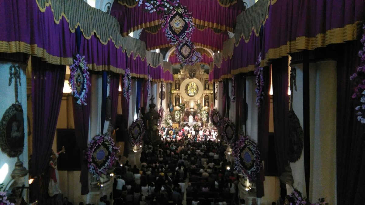 Miles de católicos en Quetzaltenango y la capital celebra este día a la Virgen del Rosario. (Foto Prensa Libre: E. Paredes)