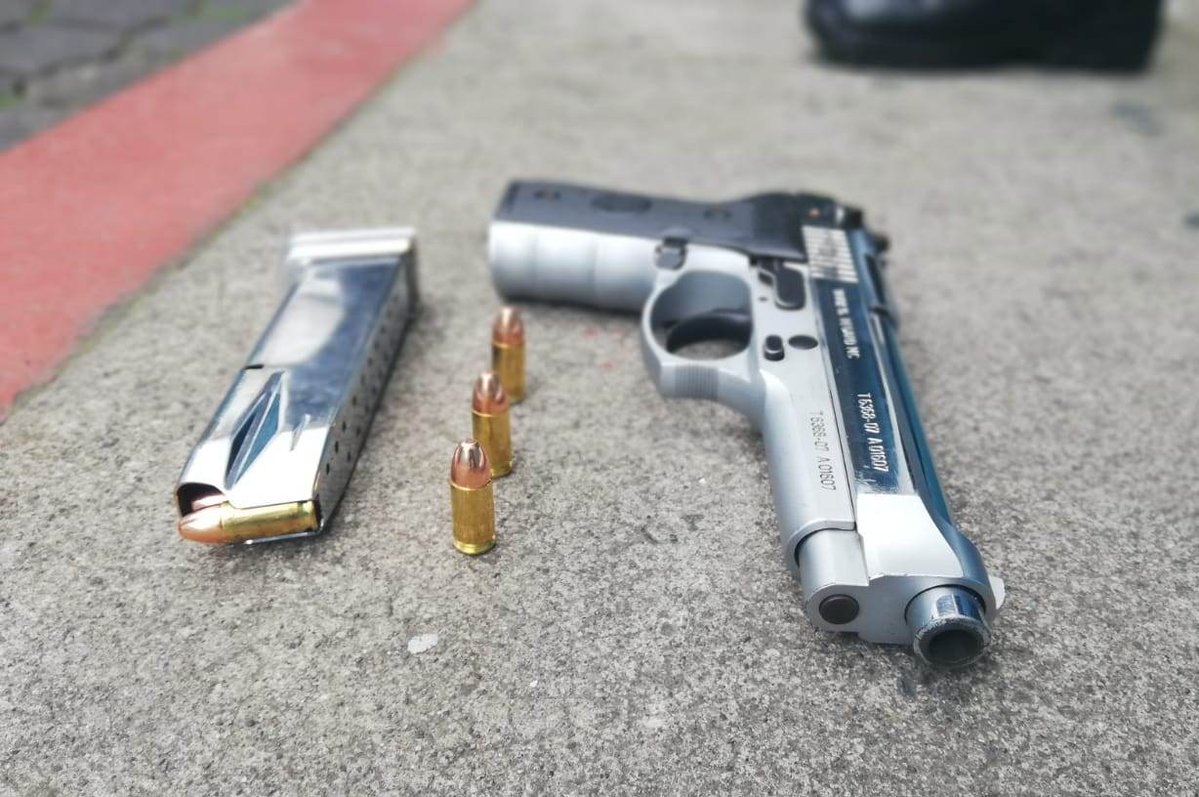 La pistola que dejó tirada uno de los supuestos asaltantes en la colonia Las Brisas, en la zona 6 de Mixco, camino a San Juan Sacatepéquez. (Foto Prensa Libre: PNC)