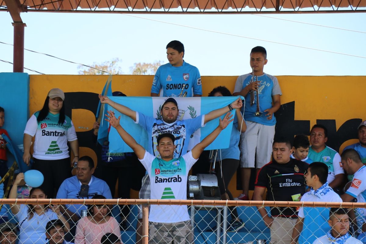Aficionados de Sanarate llevaron banderas en apoyo a la causa futbolística. (Foto Prensa Libre: Hugo Oliva)