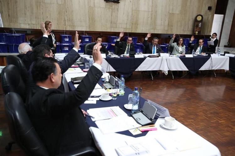 En marzo último, la Comisión de Postulación revisó las pruebas de descargo de los candidatos a fiscal general que fueron excluidos de la lista. (Foto Prensa Libre: Hemeroteca PL).