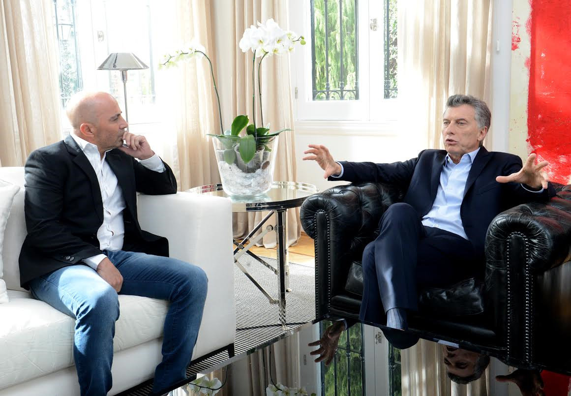El técnico de la albiceleste, Jorge Sampaoli, conversa con Mauricio Marcri, presidente de Argentina, en la residencia presidencial de Buenos Aires. (Foto Prensa Libre: EFE)