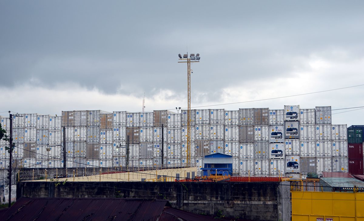 Cientos de contenedores se acumulan en Puerto Santo Tomás de Castilla, Izabal. (Foto Prensa Libre: Dony Stewart)