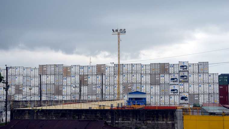 Cientos de contenedores se acumulan en Puerto Santo Tomás de Castilla, Izabal. (Foto Prensa Libre: Dony Stewart)