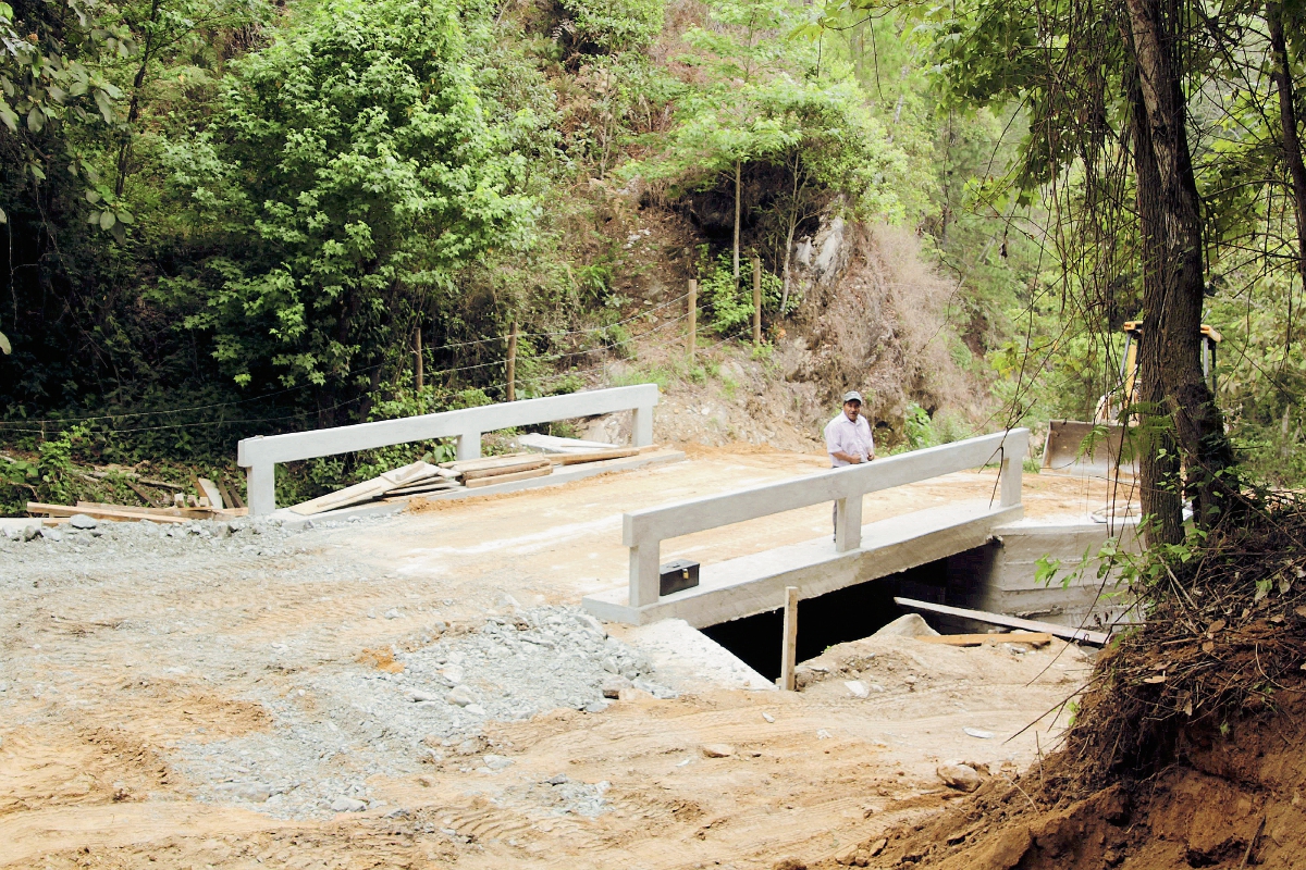 Puente construido por pobladores en la aldea El Jícaro, San Jerónimo. (Foto  Prensa Libre: Carlos Grave)