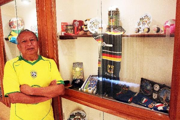El guatemalteco Arsenio Champet ha asistido a siete mundiales y estará en Brasil 2014. (Foto Prensa Libre: Carlos Ventura)<br _mce_bogus="1"/>