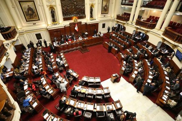La norma que rechazo el Congreso, pretendía eliminar el derecho de  los trabajadores ha recibir indeminización, además de que reducía el tiempo de vacaciones. (Foto Prensa Libre: AP).<br _mce_bogus="1"/>