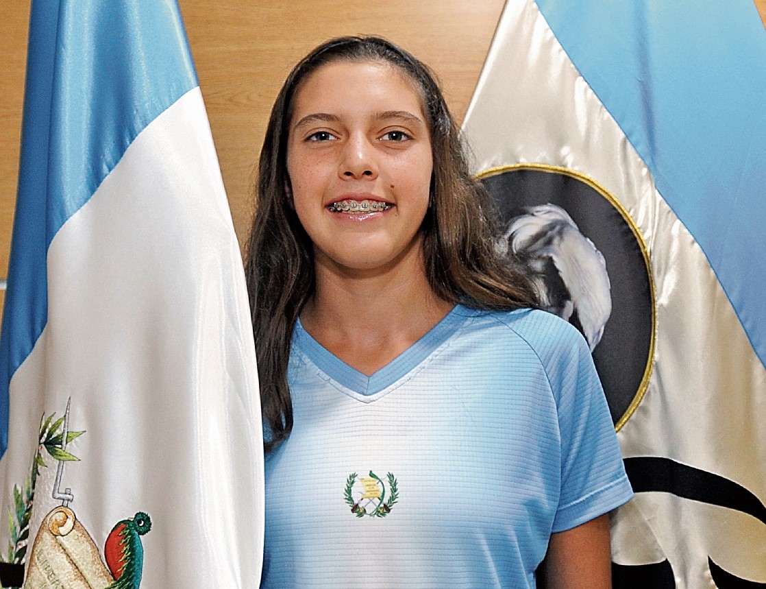 La tenista juvenil guatemalteca Gabriela Rivera, coparece durante la conferencia en la cual los organizadores presentan hoy martes 6-6-2017, la 26 edición de la Copa Mundo Maya de tenis, la cual se llevará a cabo a partir de la próxima semana en el Club Alemán. (Foto Prensa Libre: Francisco Sánchez).