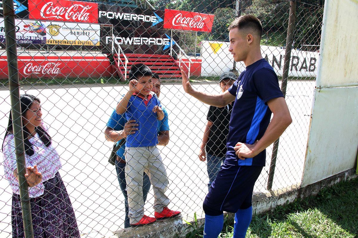 Ángel Cabrera saludó al pequeño Jesús Cha, después del entrenamiento en el estadio Verapaz. (Foto Prensa Libre: Eduardo Sam Chun)
