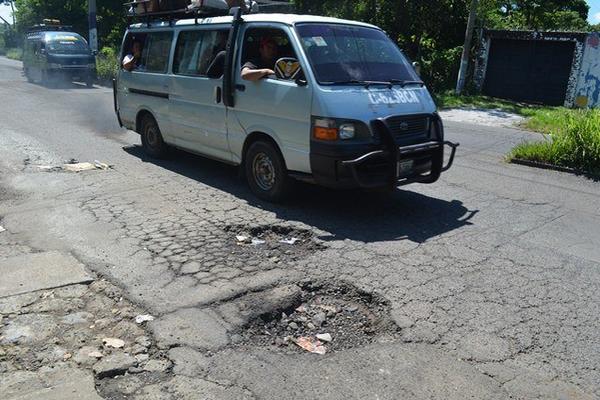 Tramo vial de bulevar Centenario, en la cabecera de Retalhuleu, se encuentra con muchos baches. (Foto Prensa Libre: Jorge Tizol)