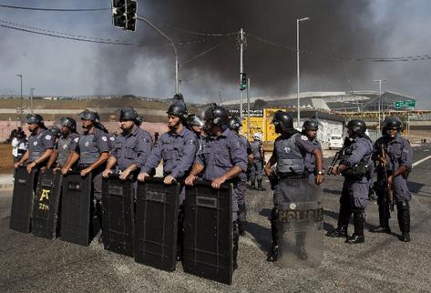 Miembros de la policía impiden el paso a integrantes del Movimiento de Trabajadores Sin Techo. (Foto Prensa Libre: EFE)