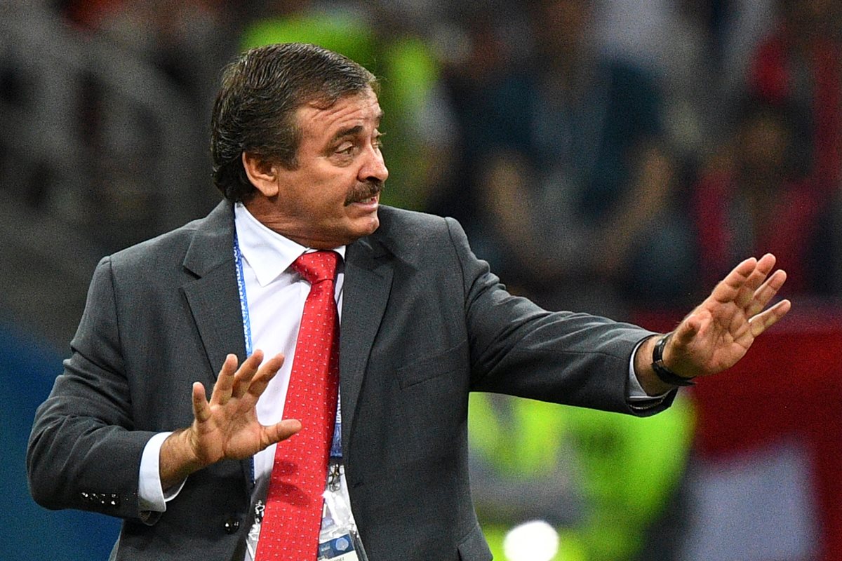 Óscar Ramírez, técnico de Costa Rica, da indicaciones durante el juego contra Suiza. (Foto Prensa Libre: AFP)