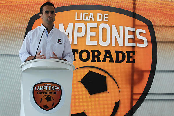 Arnoldo de León, directivo de Gatorade en Guatemala, explica el mecanismo de competencia de la Primera Liga de Campeones Gatorade. (Foto Prensa Libre: Jorge Ovalle)