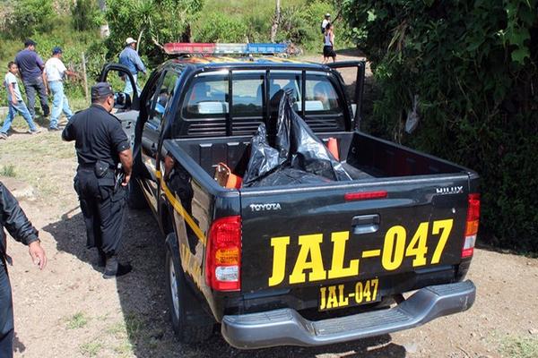 Agentes de la Policía trasladan el cuerpo de Leonidas Raymundo López Aguilar, ultimado en San Manuel Chaparrón, Jalapa. (Hugo Oliva)