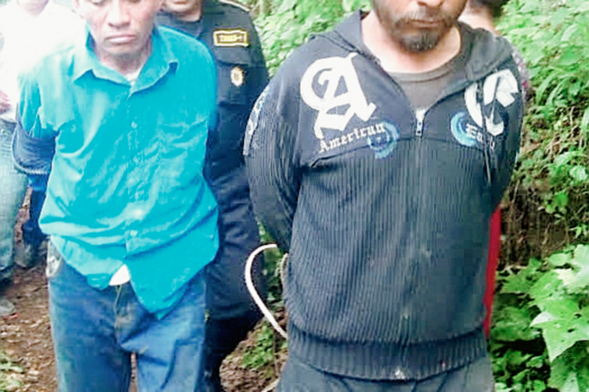 Gaspar Chávez Guzmán y Nicolás Santiago de León son llevados a subestación de Nebaj, Quiché. (Foto Prensa Libre: Óscar Figueroa)