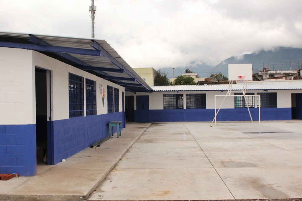 La escuela José Ramón Gramajo, en el cantón Tonalá, San Pedro Sacatepéquez, construida por la Fundación Tigo. (Foto Prensa Libre: Aroldo Marroquín)