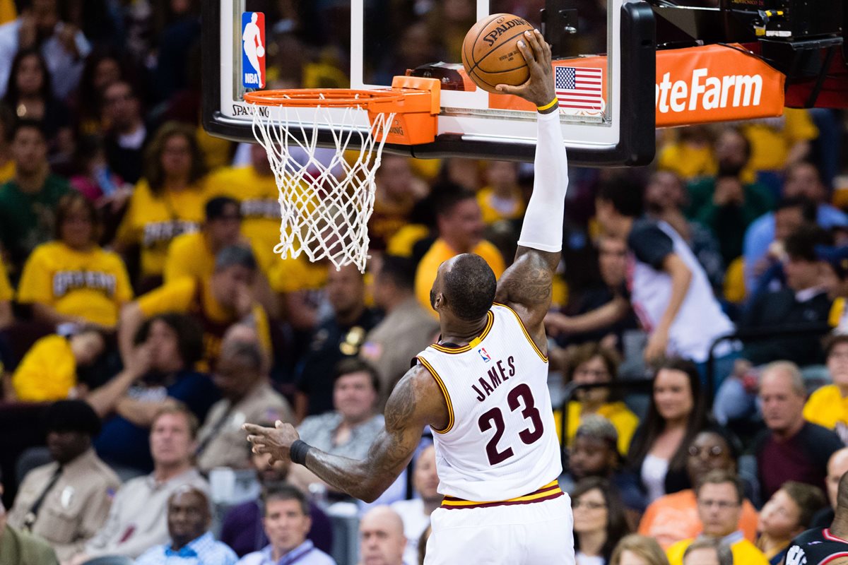 LeBron James vuelve a ser la guía de los Cavaliers en las series de semifinales. (Foto Prensa Libre: AFP)