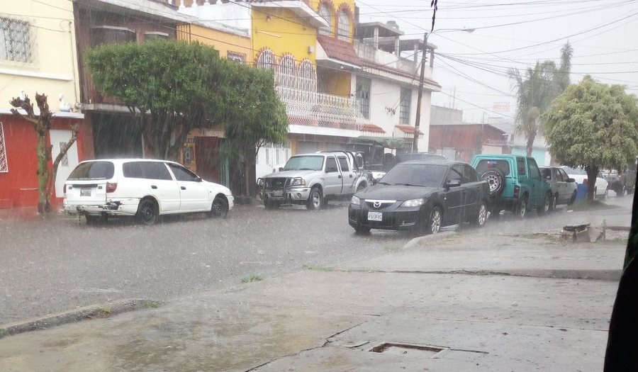 Calles de la zona 12 de la capital quedan anegadas luego de unos minutos de lluvia. (Foto Prensa Libre: Twitter @grace_amar88)
