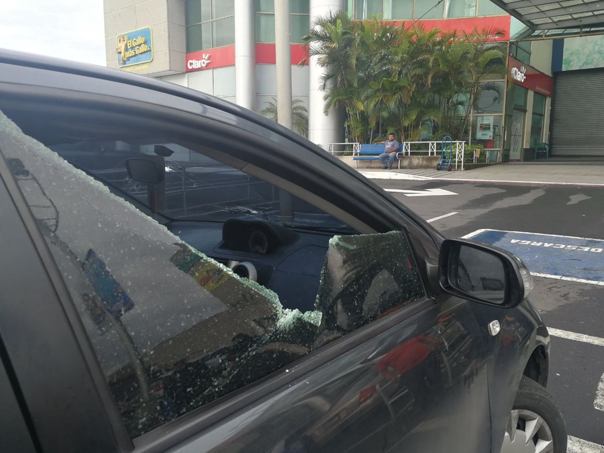 Un hombre herido condujo para pedir ayuda. Llegó al parqueo de un centro comercial, ubicado en la calzada Raúl Aguilar Batres. (Foto Prensa Libre: Hemeroteca PL)