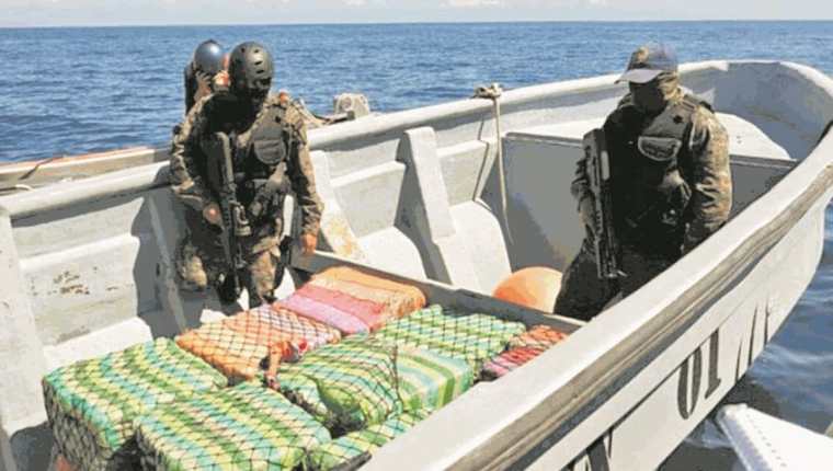 Miembros del Ejército de Guatemala trasladan paquetes con droga decomisados en aguas del Pacífico en el 2017. (Foto Prensa Libre: Hemeroteca PL).