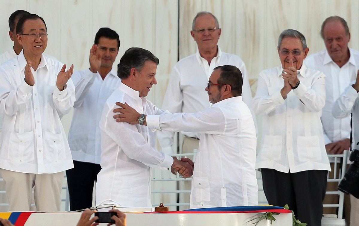 Los colombianos deciden con el 50,2 por ciento rechazar los acuerdos de paz entre el Gobierno y las Farc. (Foto Prensa Libre: AFP)