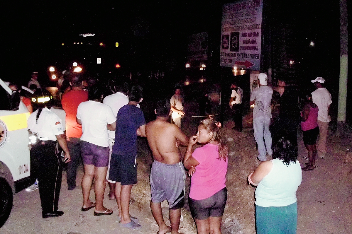 Vecinos del caserío El Chilar, Guastatoya, El Progreso, salieron de sus casas después del ataque armado donde murió un joven. (Héctor Contreras)